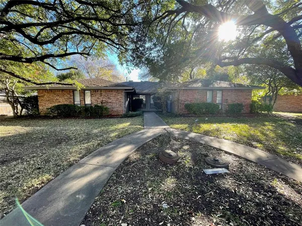 $1,975 | 120 Shadybrook Drive, DeSoto, TX 75115