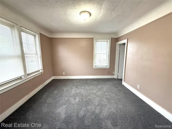 $950 | 4700 Curtis Street, Unit 2W, Dearborn, MI 48126