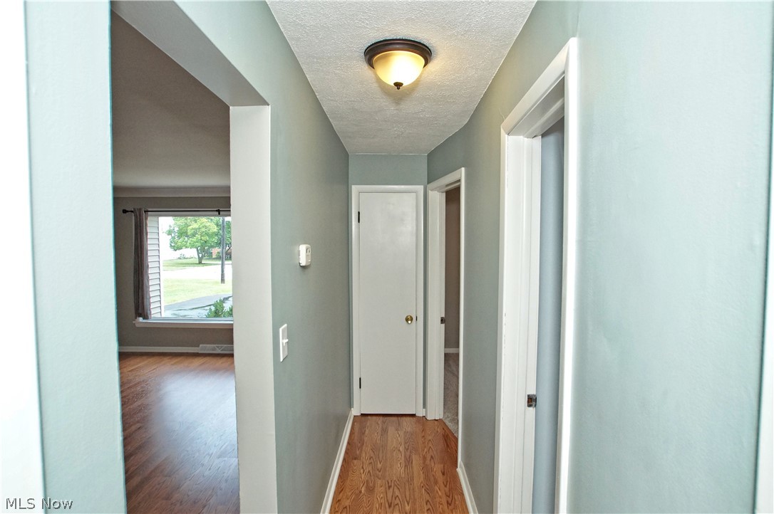 961 Lander Road Cleveland, OH 44143 - Photo 8 of 31