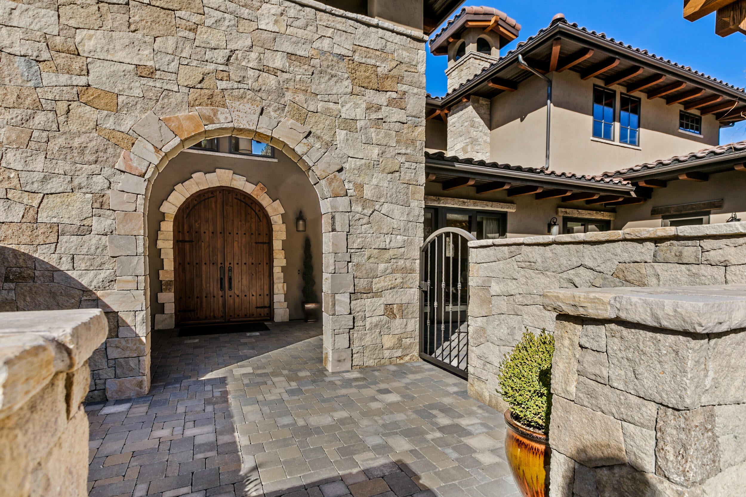 Presenting an abundance of charm at every turn this home delivers impressive living space throughout. Exquisite wood and stone accents blend perfectly with the natural scenery of ponderosa pines, ancient juniper and large granite boulders that surround the one-acre property, which is ideally positioned in the exclusive North Rim community in NW Bend.