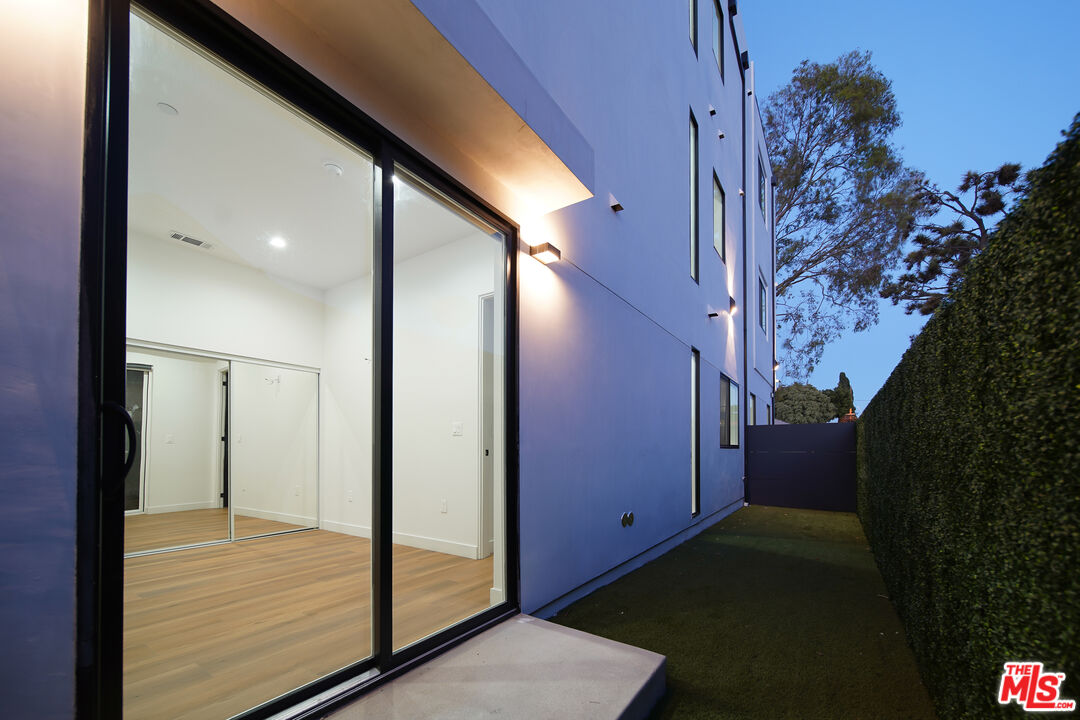 1905 South Corning Street, Unit 2 Los Angeles, CA 90034 - Photo 25 of 26 a view of entryway