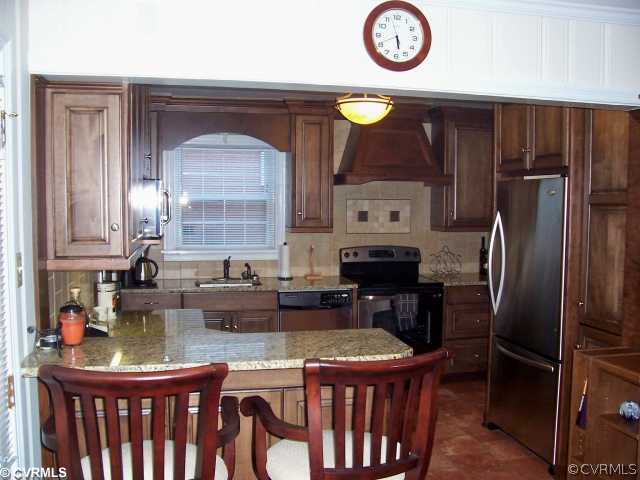 524 Ridgeley Lane Henrico, VA 23229 - Photo 3 of 7 Exterior Front - Stunning remodeled kitchen with s