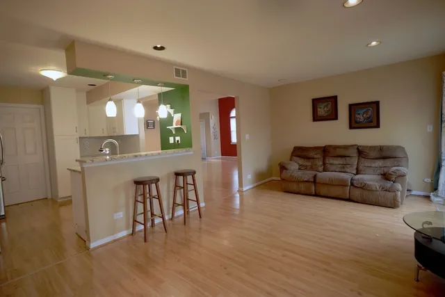 $3,600 | 384 Bentley Place, Buffalo Grove, IL 60089