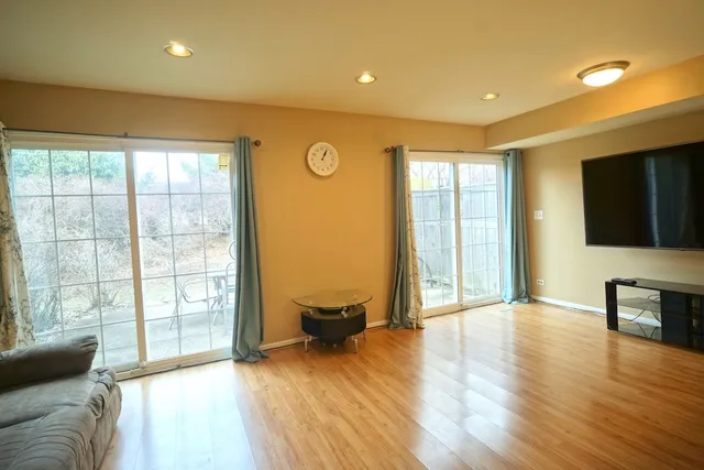 $3,600 | 384 Bentley Place, Buffalo Grove, IL 60089