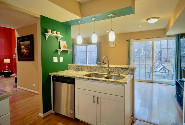 $3,600 | 384 Bentley Place, Buffalo Grove, IL 60089