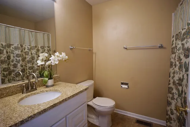 $3,600 | 384 Bentley Place, Buffalo Grove, IL 60089