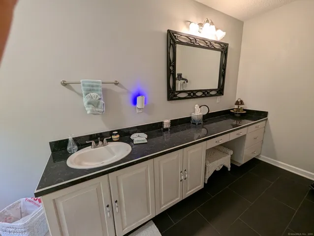 $739,999 | 80 Pine Hollow Drive, Middlebury, CT 06762