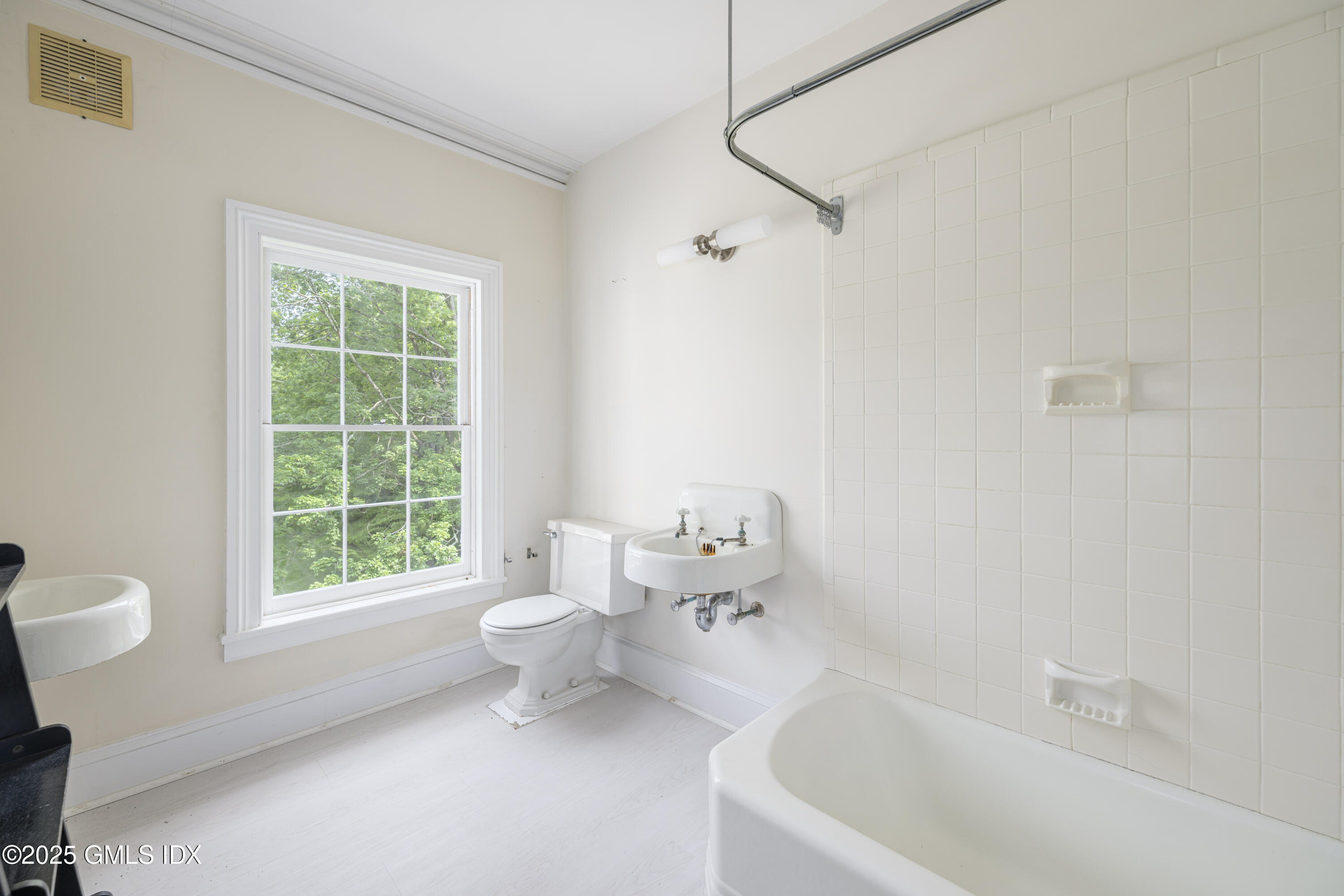 295 Taconic Road Greenwich, CT 06831 - Photo 12 of 35 a bathroom with a sink a toilet and a bathtub