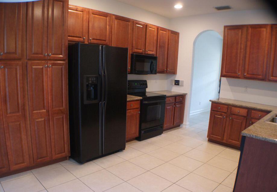 8887 Chestnut Ridge Way Boynton Beach, FL 33473 - Photo 4 of 14 kitchen