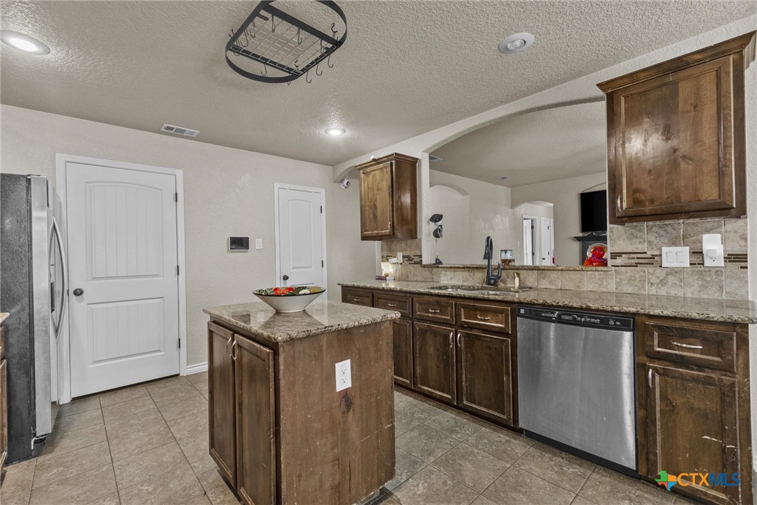 6405 Deorsam Loop Killeen, TX 76542 - Photo 17 of 36 a kitchen that has a lot of cabinets in it