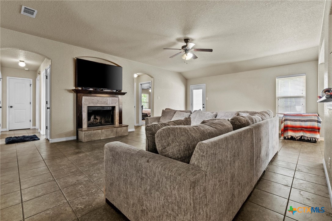 6405 Deorsam Loop Killeen, TX 76542 - Photo 8 of 36 a living room with furniture and a flat screen tv