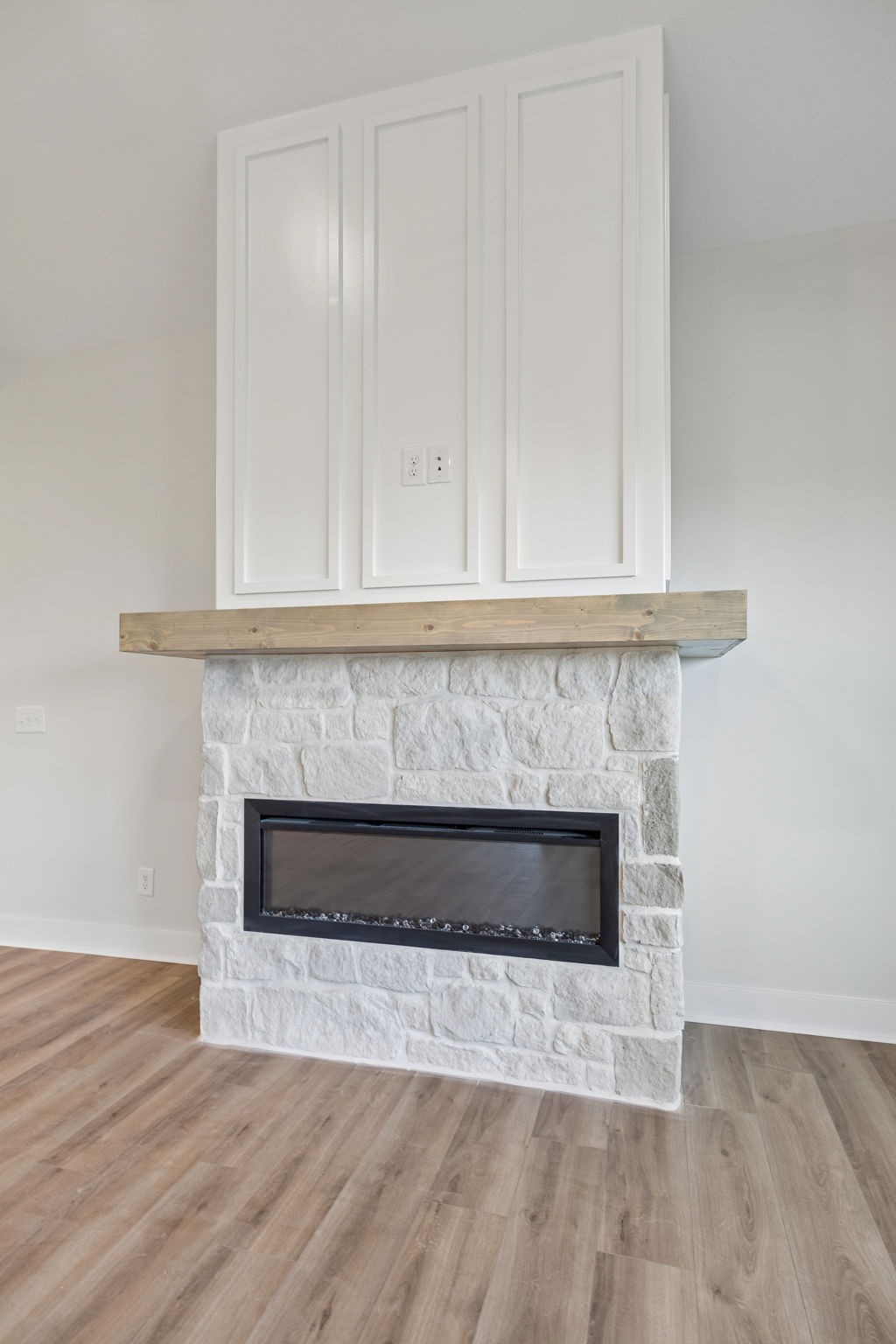 1015 Linder Ridge Road Woodlawn, TN 37191 - Photo 25 of 55 a living room with a fireplace and a fireplace