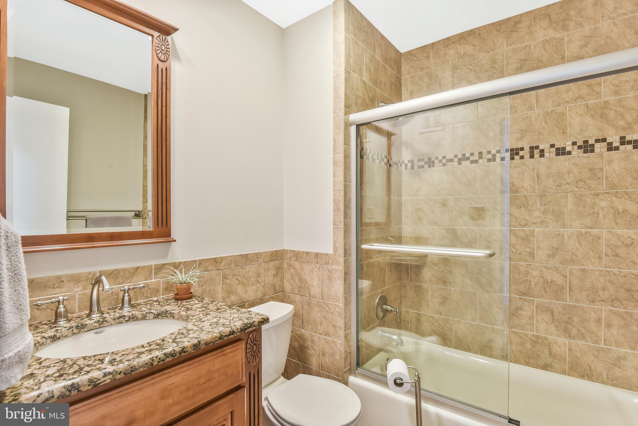 5988 Queenston Street Springfield, VA 22152 - Photo 22 of 50 Upper level shared full bathroom