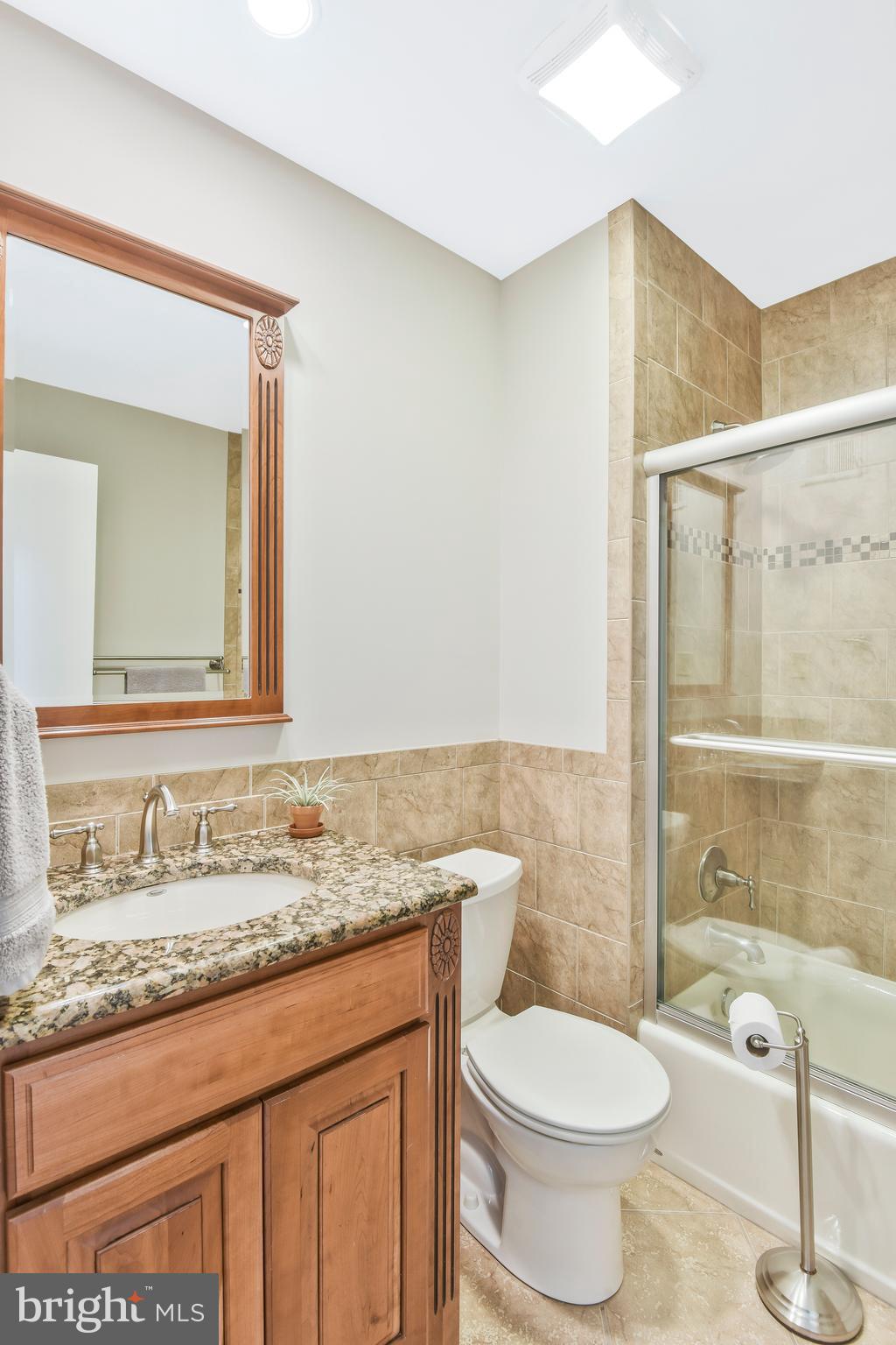 5988 Queenston Street Springfield, VA 22152 - Photo 23 of 50 Upper level shared full bathroom