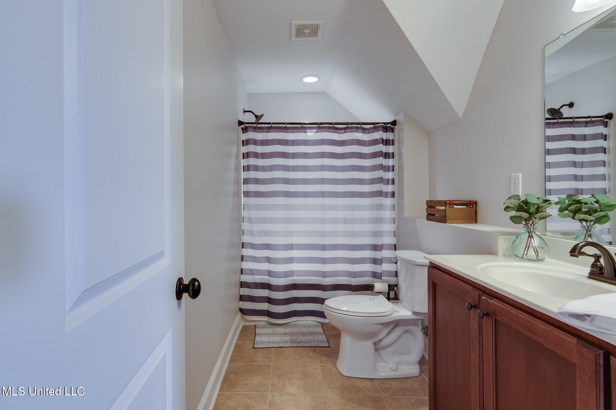 3077 West Jefferson Loop Hernando, MS 38632 - Photo 30 of 40 upstairs bath