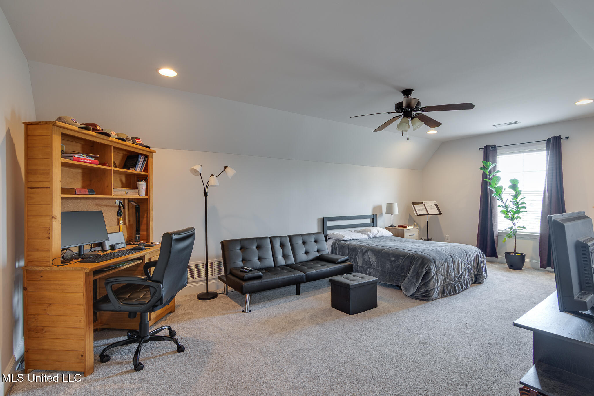 3077 West Jefferson Loop Hernando, MS 38632 - Photo 32 of 40 upstairs bed/ bonus