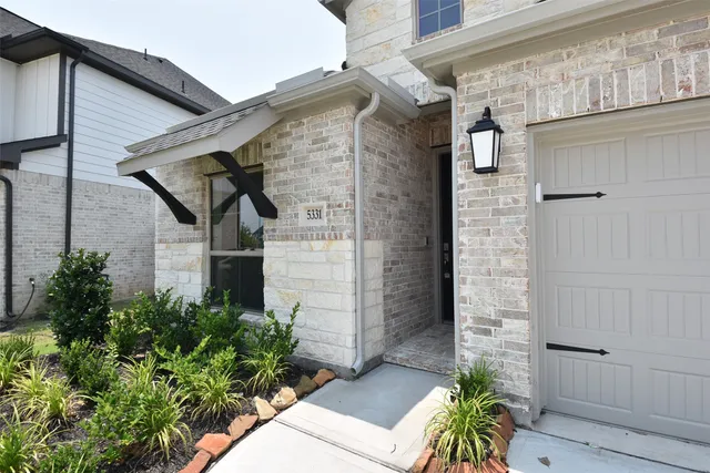 a view of an house with backyard and garden