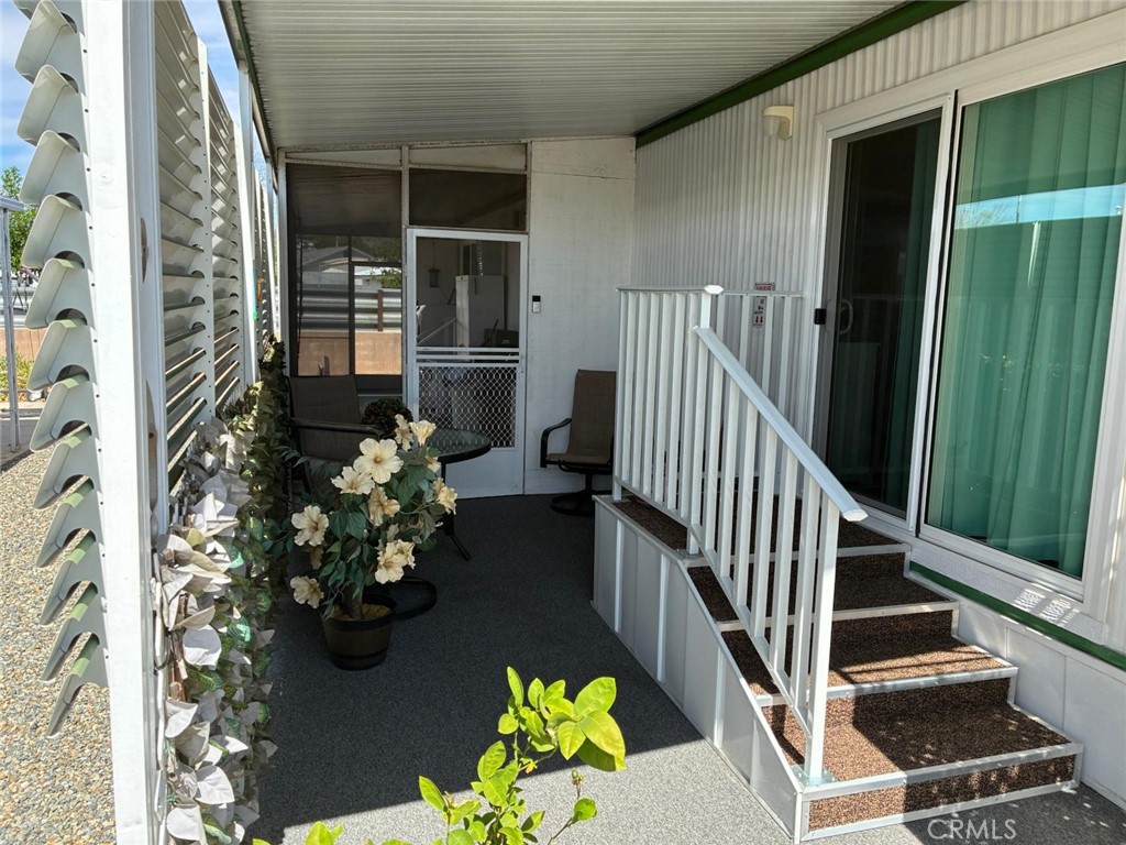 34480 County Line Road, Unit 19 Yucaipa, CA 92399 - Photo 8 of 10 an entryway with flower pots