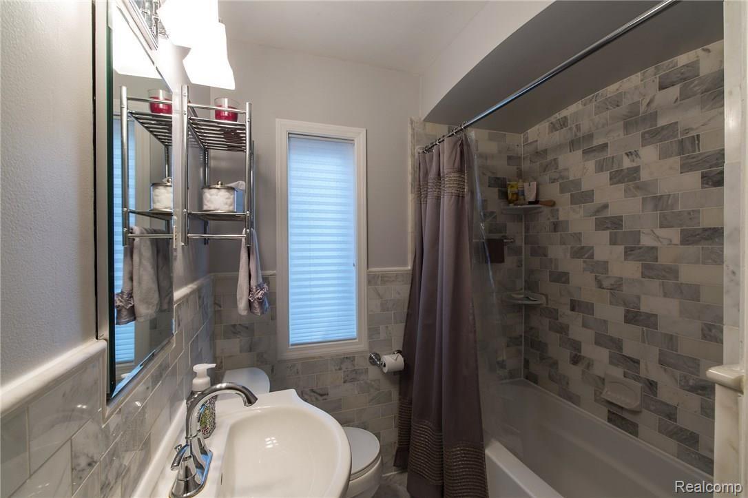 786 Columbia Road Berkley, MI 48072 - Photo 12 of 25 786Columbia-17.jpg