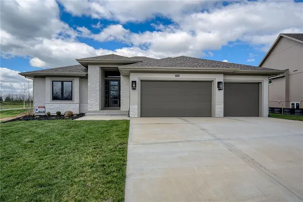 $820,000 | 2717 Northeast 91st Place, Kansas City, MO 64156