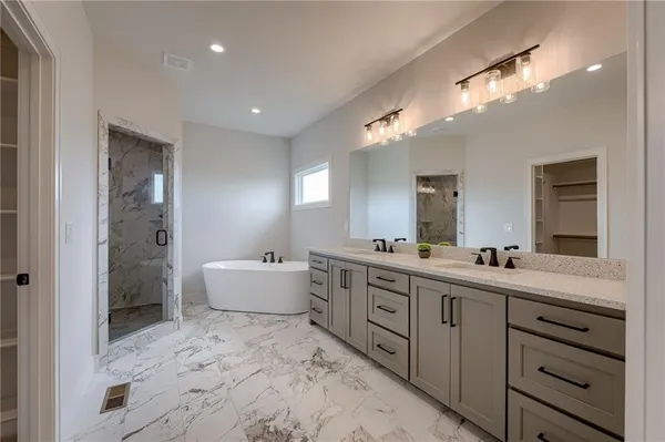 $820,000 | 2717 Northeast 91st Place, Kansas City, MO 64156
