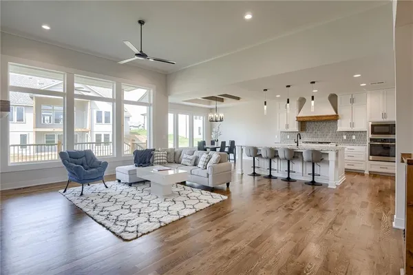 $820,000 | 2717 Northeast 91st Place, Kansas City, MO 64156