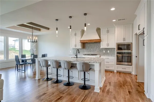 $820,000 | 2717 Northeast 91st Place, Kansas City, MO 64156