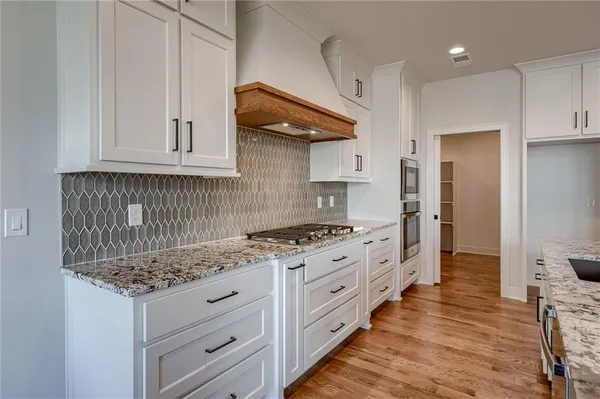 $820,000 | 2717 Northeast 91st Place, Kansas City, MO 64156