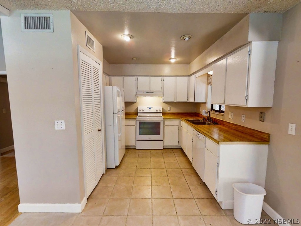 401 East Citrus Street Altamonte Springs, FL 32701 - Photo 18 of 36 a large kitchen with a sink and cabinets