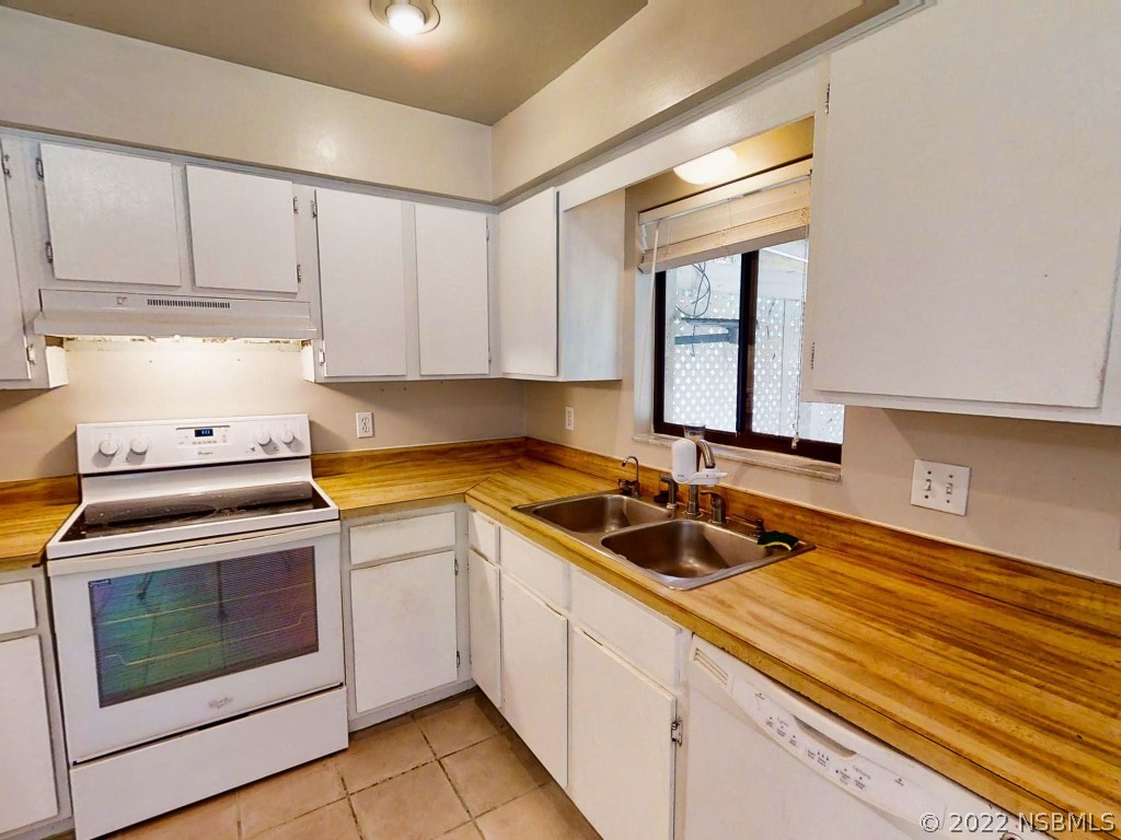 401 East Citrus Street Altamonte Springs, FL 32701 - Photo 19 of 36 a kitchen with a sink stove and cabinets