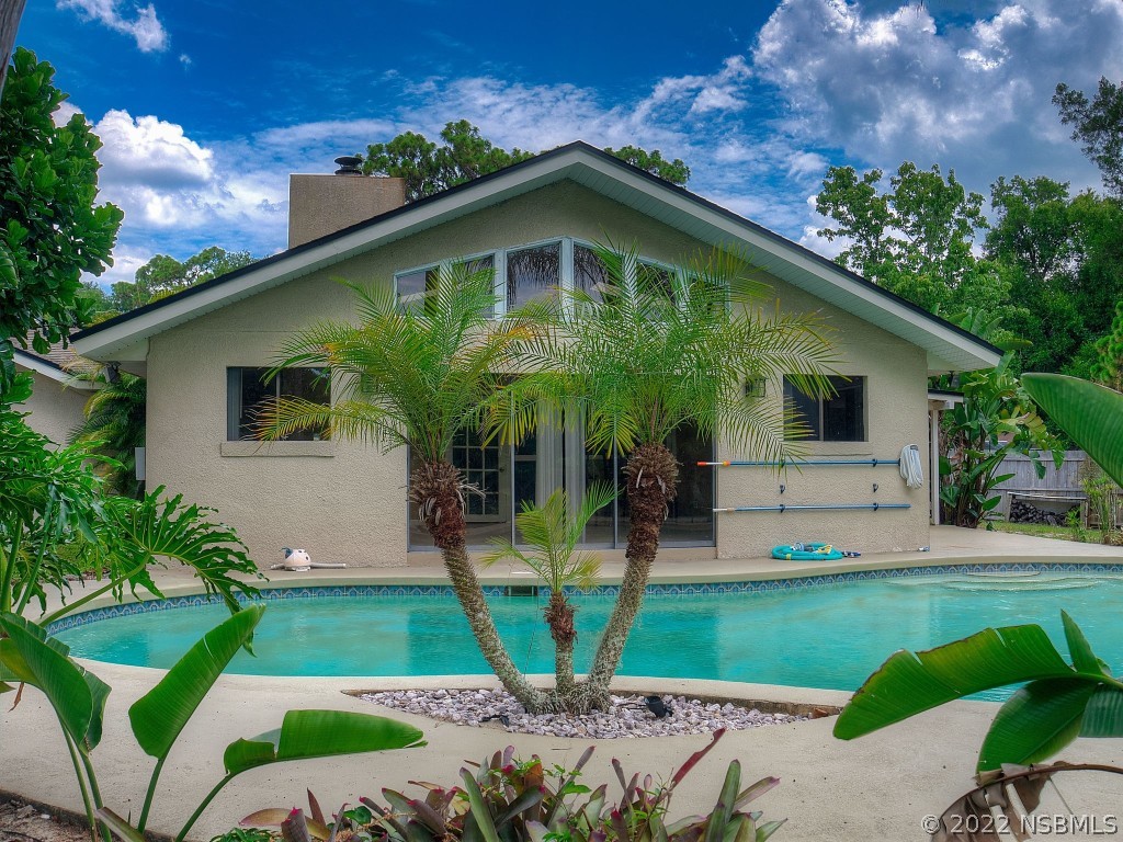 401 East Citrus Street Altamonte Springs, FL 32701 - Photo 2 of 36 a front view of a house with garden