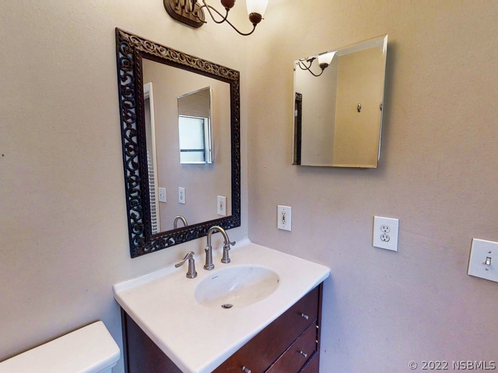 401 East Citrus Street Altamonte Springs, FL 32701 - Photo 27 of 36 a bathroom with a sink and a mirror