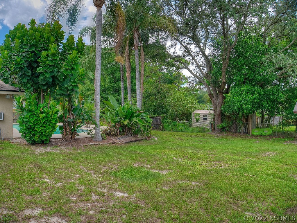 401 East Citrus Street Altamonte Springs, FL 32701 - Photo 32 of 36 a view of a garden with a bench