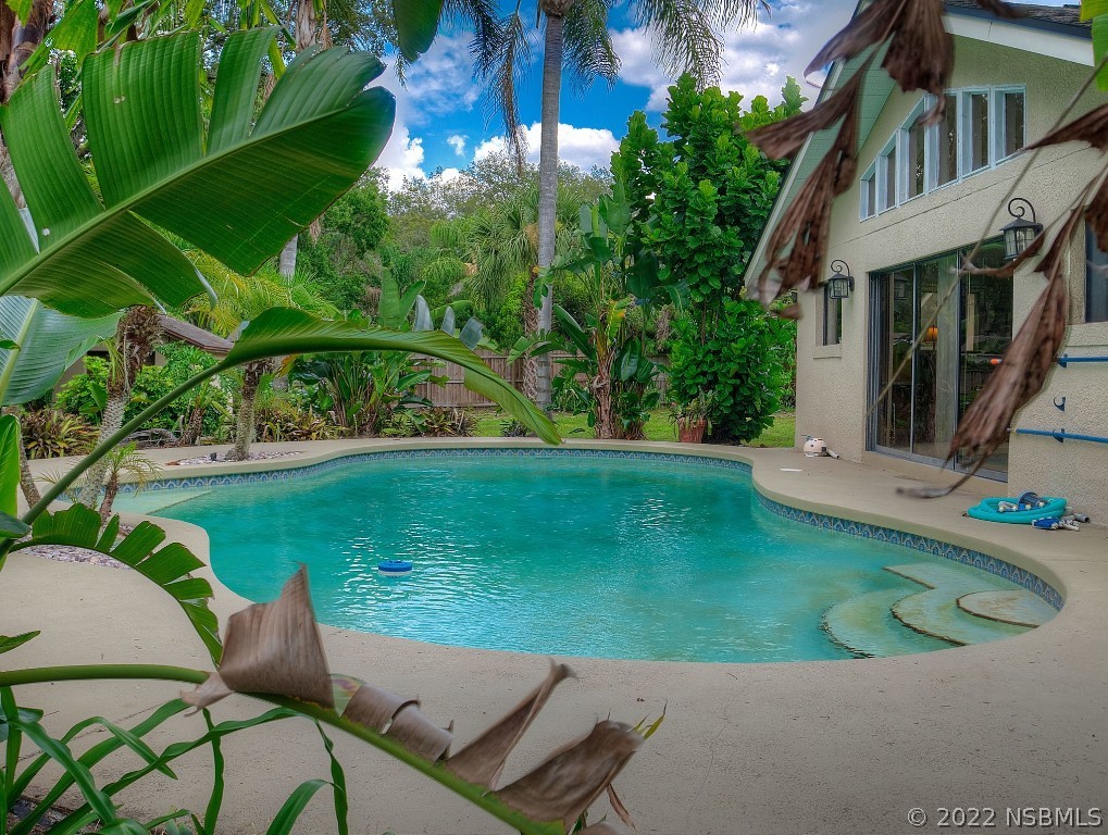 401 East Citrus Street Altamonte Springs, FL 32701 - Photo 5 of 36 a view of backyard with table and chairs and potted plants