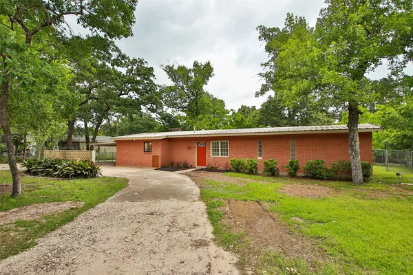 a view of a back yard of the house