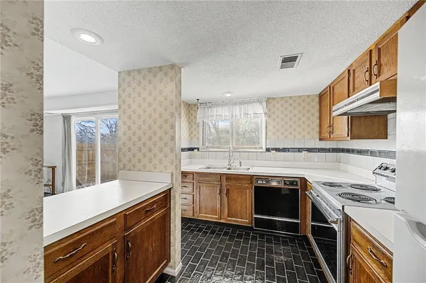$195,000 | 10851 Rosehill Road, Overland Park, KS 66210