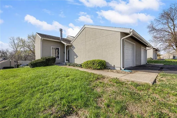 $195,000 | 10851 Rosehill Road, Overland Park, KS 66210