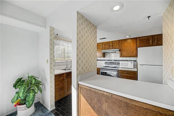 $195,000 | 10851 Rosehill Road, Overland Park, KS 66210