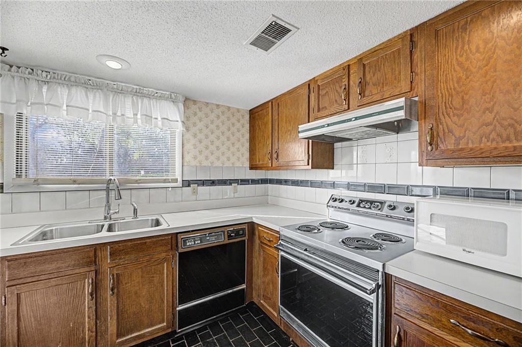 10851 Rosehill Road Overland Park, KS 66210 - Photo 10 of 28