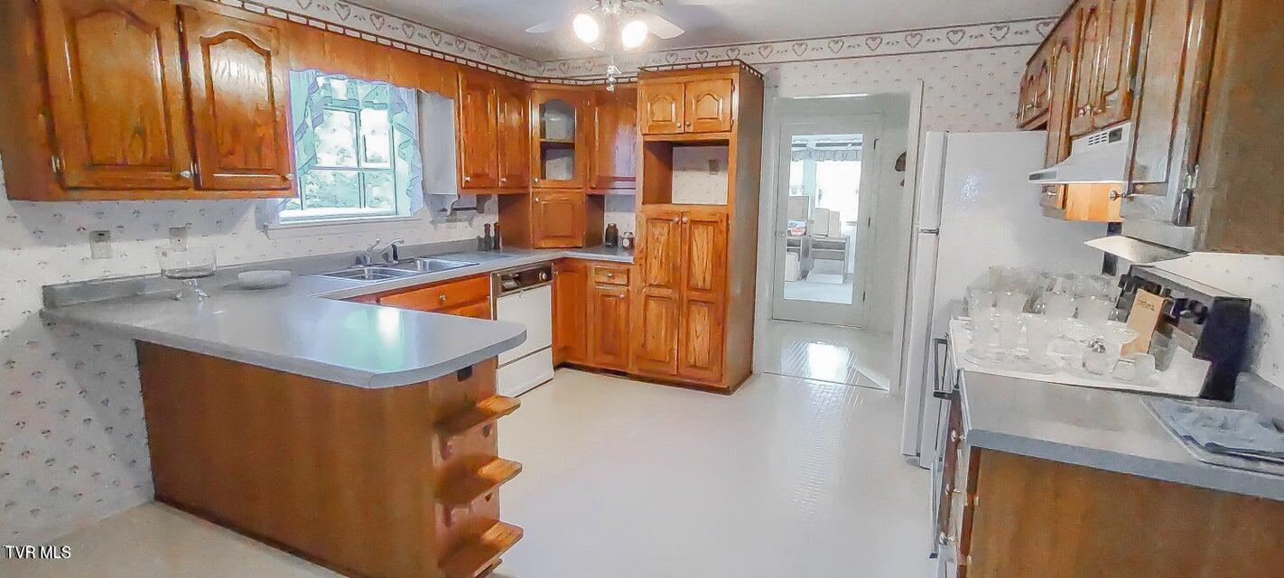 154 Cherokee Circle Erwin, TN 37650 - Photo 8 of 31 20240601034354785825000000-o