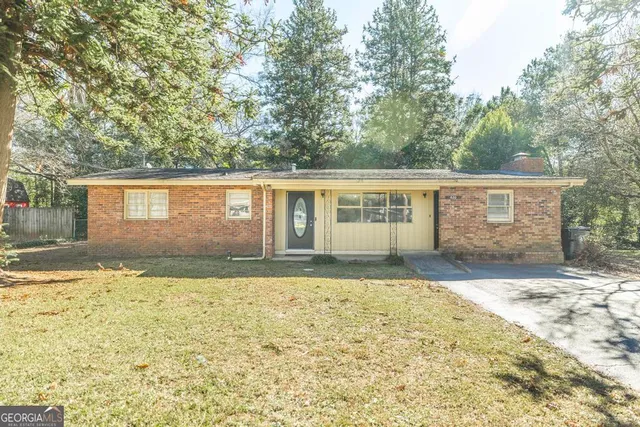 a view of a house with a backyard
