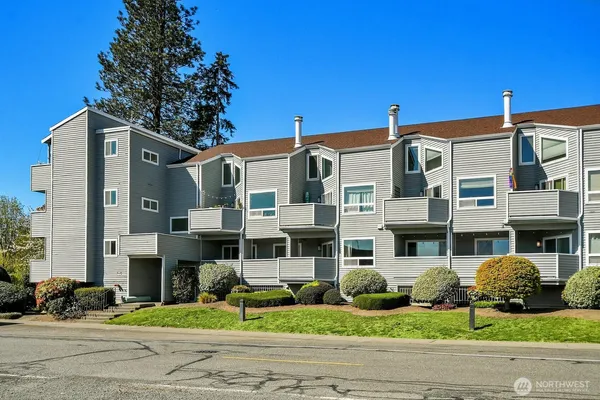 $289,000 | 21937 7th Avenue South, Unit 216, Des Moines, WA 98198