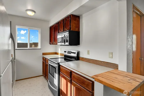 $289,000 | 21937 7th Avenue South, Unit 216, Des Moines, WA 98198