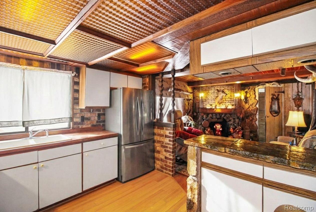 46000 Geddes Road Canton, MI 48188 - Photo 6 of 15 kitchen.jpg