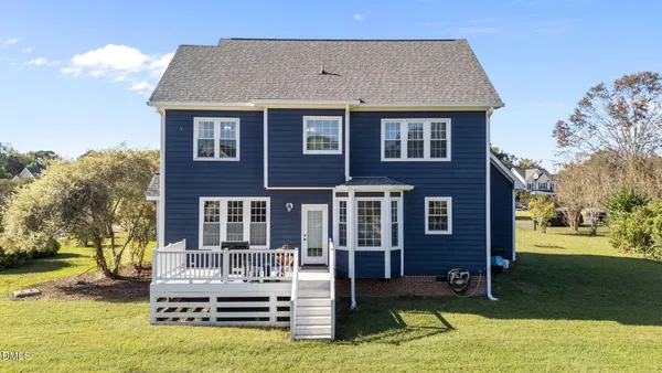 a view of big yard with a house