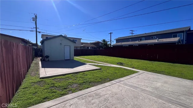 a view of a backyard with roof