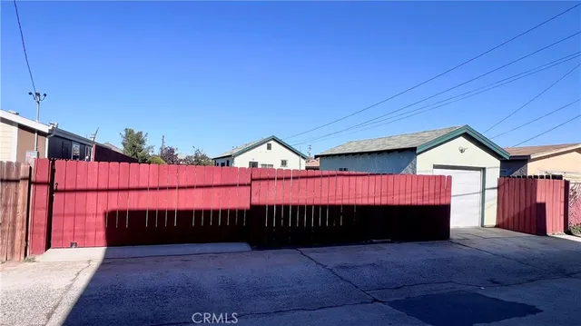 a view of a back yard