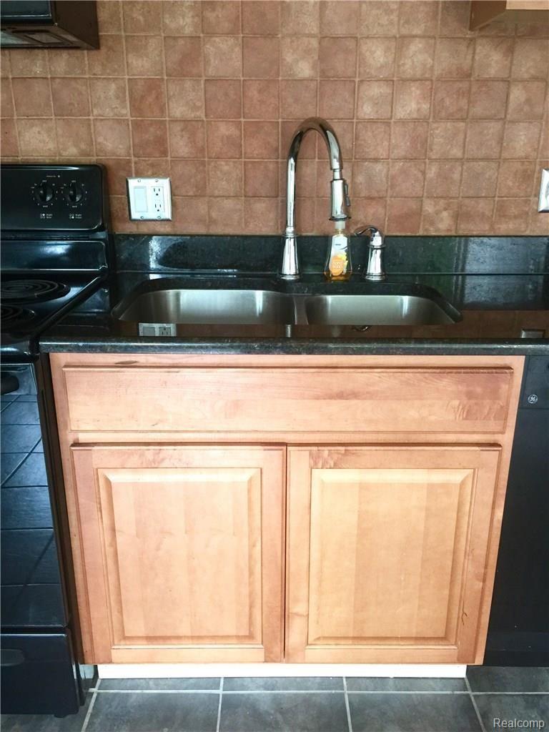 3255 South Adams Road Rochester, MI 48309 - Photo 6 of 34 image.jpg