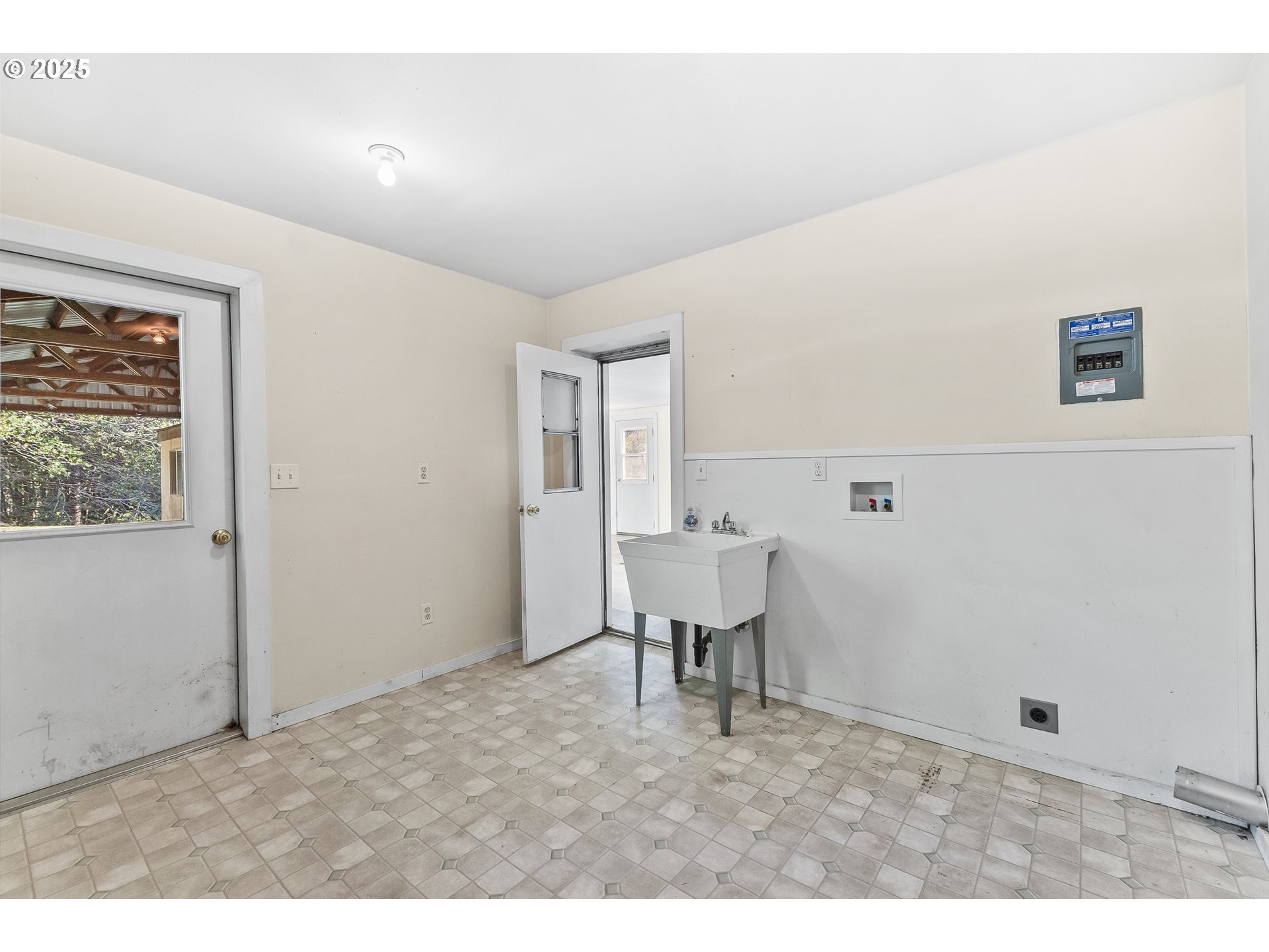 15779 Highway 42 Myrtle Point, OR 97458 - Photo 16 of 33 a view of an empty room with table and chair