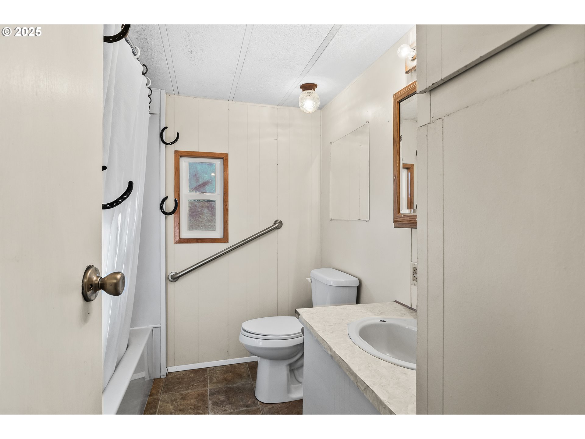 15779 Highway 42 Myrtle Point, OR 97458 - Photo 17 of 33 a bathroom with a toilet sink and shower